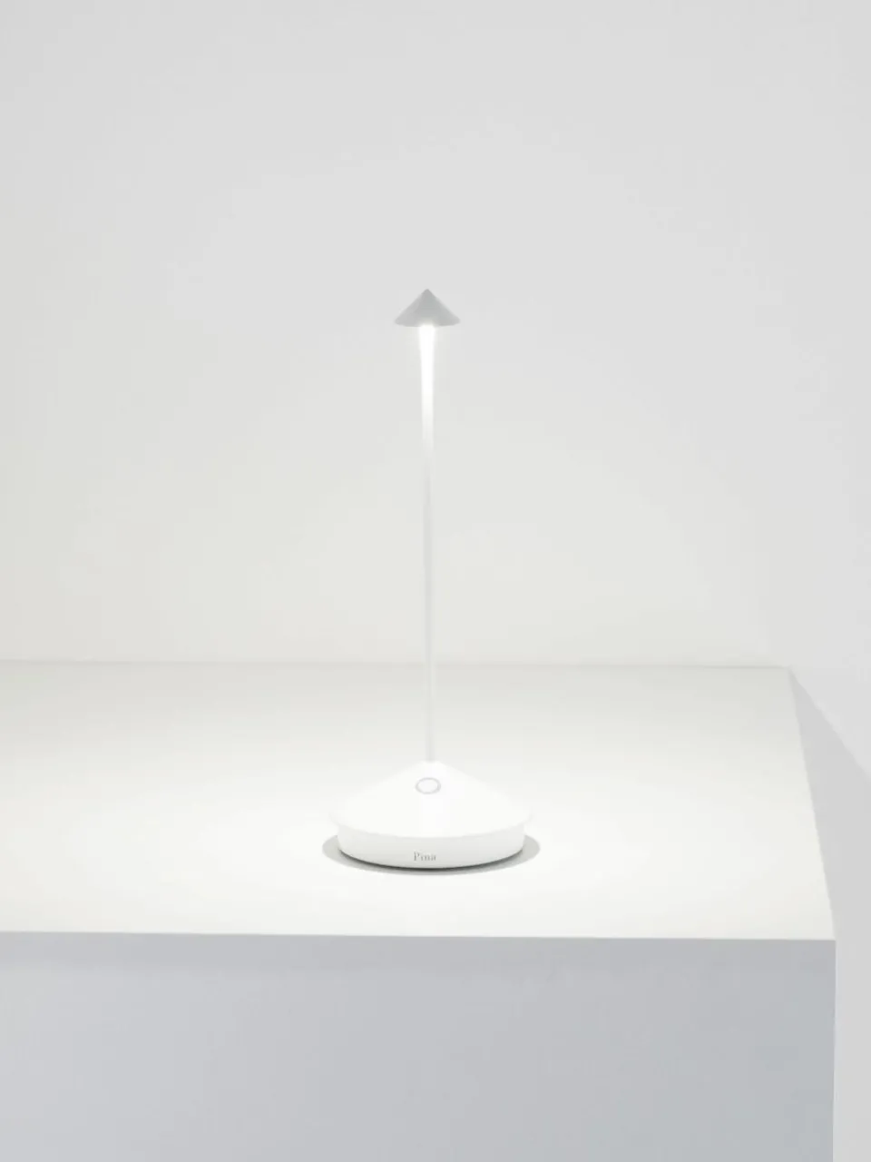 Kleine mobiele LED tafellamp Pina, dimbaar^zafferano Best
