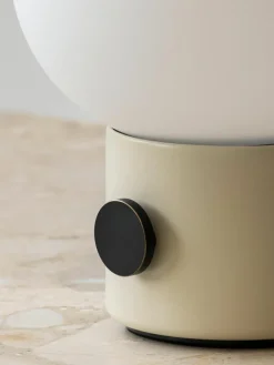 Kleine mobiele tafellamp JWDA met USB-aansluiting, dimbaar^Audo Copenhagen Fashion
