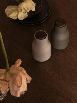 Kleine zout- en pepermolen Bottle Grinder met walnoothouten deksel, 2-delig^Audo Copenhagen Online
