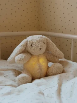 Knuffelkonijntje met LED-lamp en Bluetooth-luidspreker^Konges Slojd Online