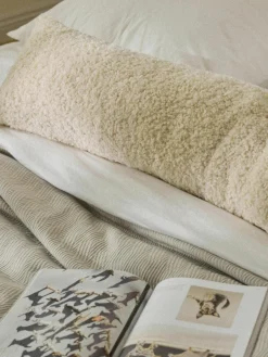 Lang decoratief kussen Dotty van teddy stof^Westwing Collection Online