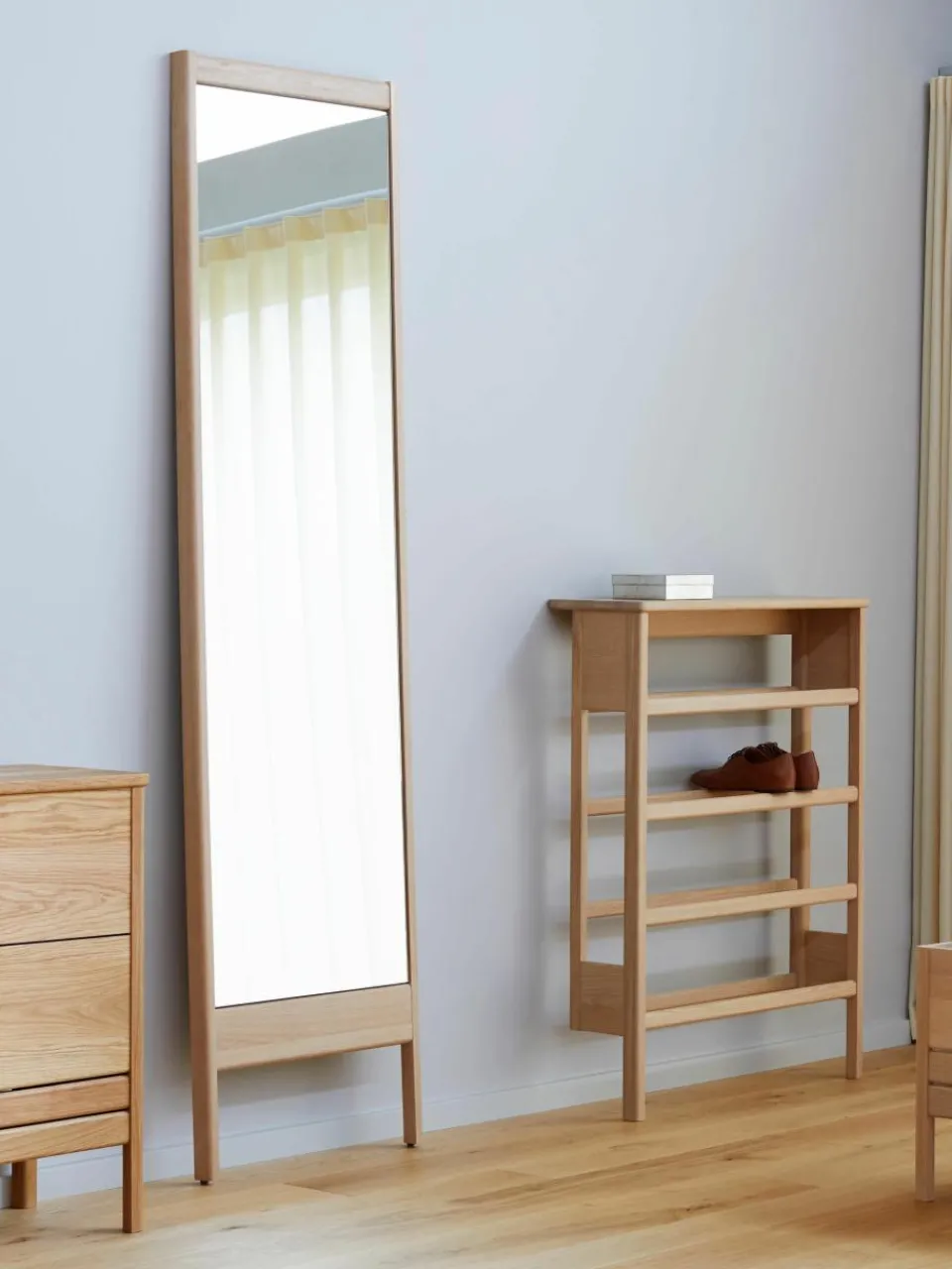 Leunende spiegel A Line van eikenhout^Form & Refine Discount