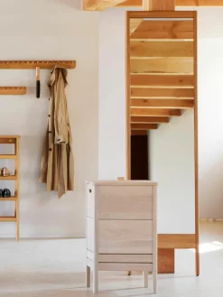 Leunende spiegel A Line van eikenhout^Form & Refine Discount