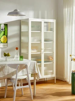 Metalen vitrinekast The Collector met geribbeld glas^Mustard Made Hot