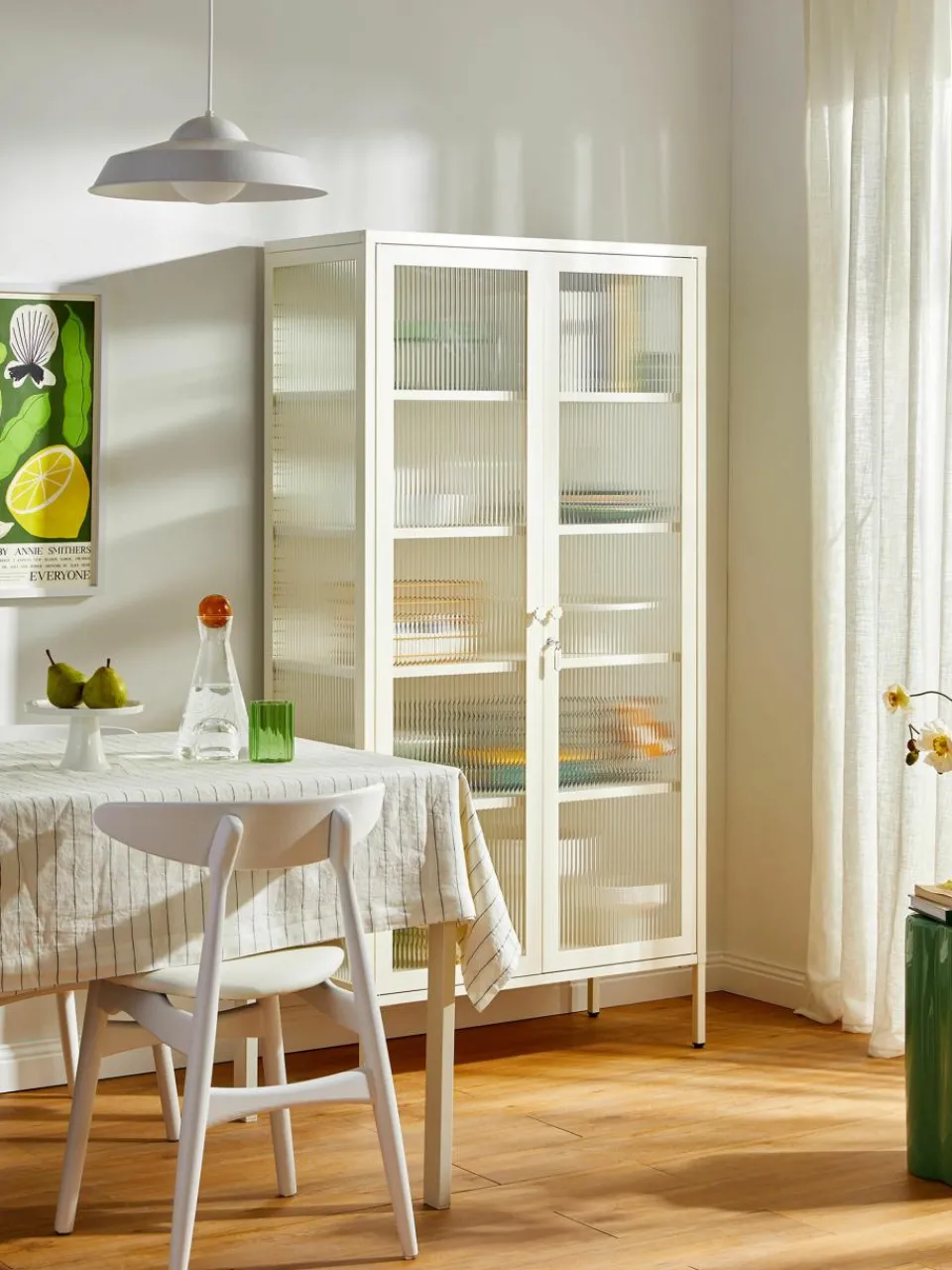 Metalen vitrinekast The Collector met geribbeld glas^Mustard Made Hot