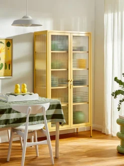 Metalen vitrinekast The Collector met geribbeld glas^Mustard Made Fashion