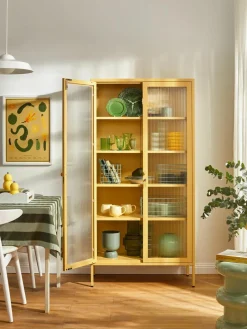 Metalen vitrinekast The Collector met geribbeld glas^Mustard Made Fashion
