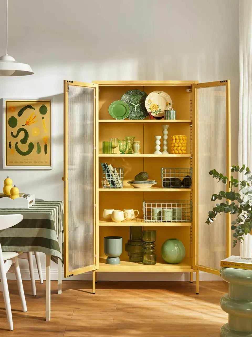 Metalen vitrinekast The Collector met geribbeld glas^Mustard Made Fashion
