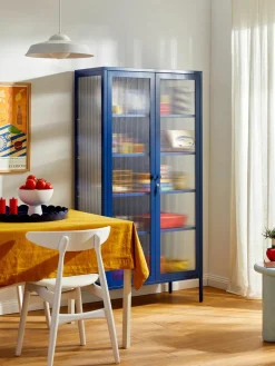 Metalen vitrinekast The Collector met geribbeld glas^Mustard Made Hot