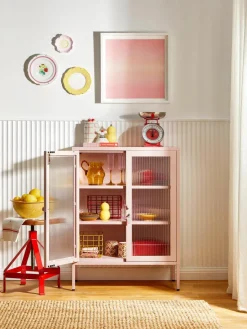 Metalen vitrinekast The Mixer met geribbeld glas^Mustard Made Fashion