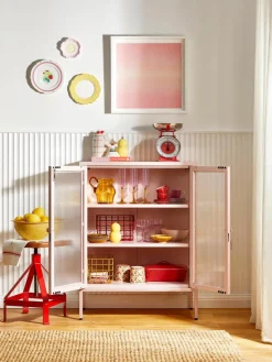 Metalen vitrinekast The Mixer met geribbeld glas^Mustard Made Fashion