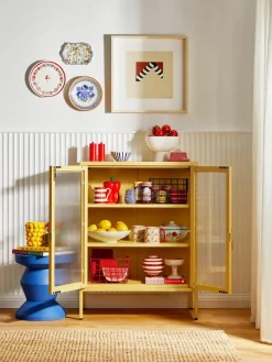 Metalen vitrinekast The Mixer met geribbeld glas^Mustard Made New
