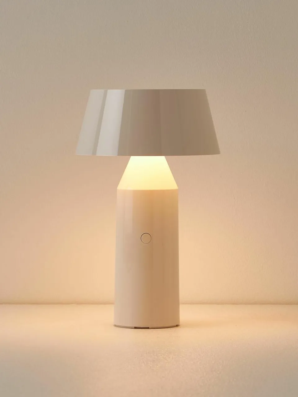Mobiele LED tafellamp Bicoca met verstelbare lampenkap, dimbaar^Marset Fashion