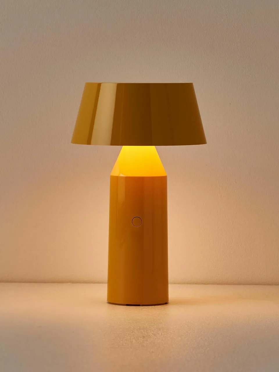 Mobiele LED tafellamp Bicoca met verstelbare lampenkap, dimbaar^Marset Sale