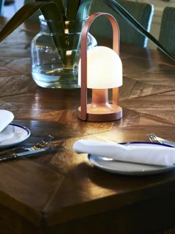 Mobiele LED tafellamp FollowMe met verstelbare lampenkap, dimbaar^Marset Hot