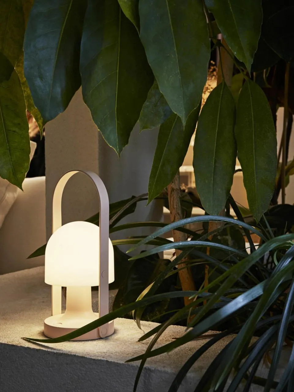 Mobiele LED tafellamp FollowMe met verstelbare lampenkap, dimbaar^Marset Best