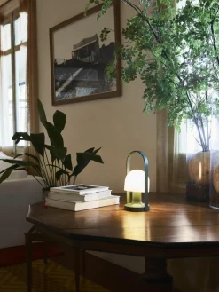 Mobiele LED tafellamp FollowMe met verstelbare lampenkap, dimbaar^Marset Outlet