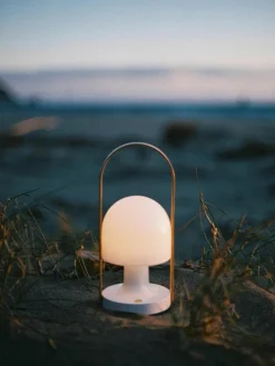 Mobiele LED tafellamp FollowMe met verstelbare lampenkap, dimbaar^Marset Best