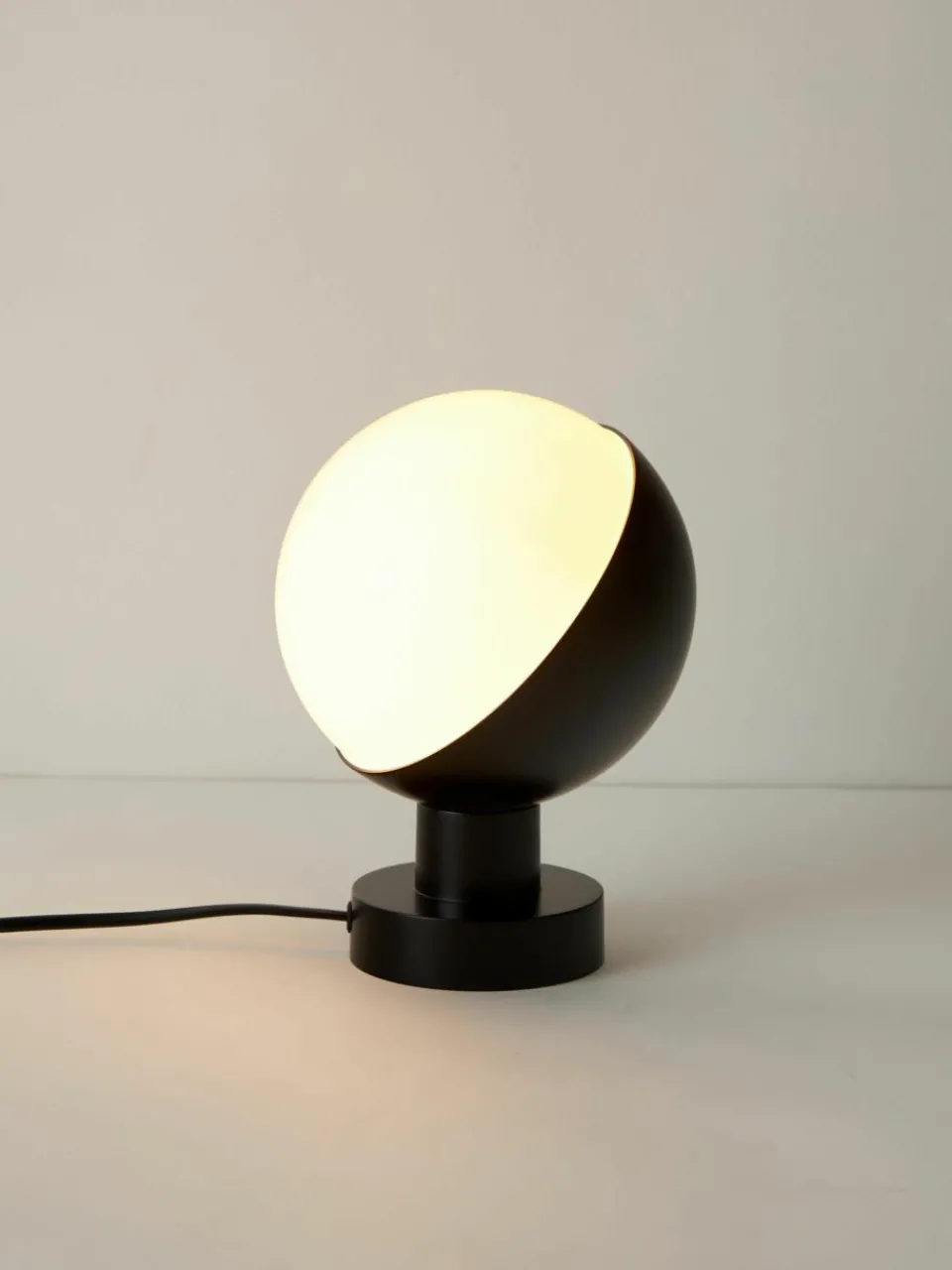 Mondgeblazen wandlamp VL Studio met stekker^Louis Poulsen New