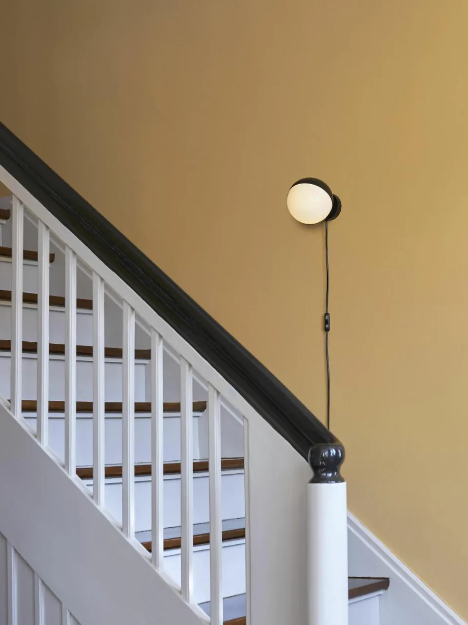 Mondgeblazen wandlamp VL Studio met stekker^Louis Poulsen New