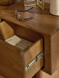 Nachtkastje Chandler van eikenhout^Westwing Collection Online