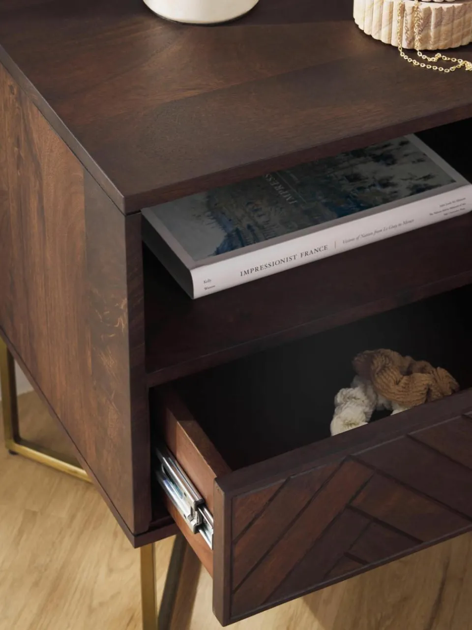 Nachtkastje Luca van mangohout met visgraat-patroon^Westwing Collection Outlet