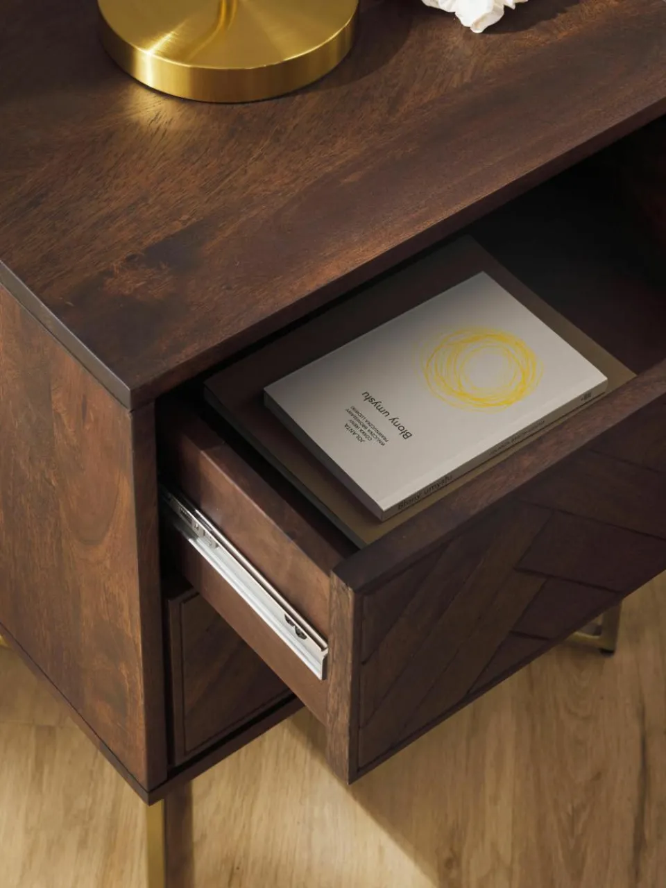 Nachtkastje Luca van mangohout met visgraat-patroon^Westwing Collection New