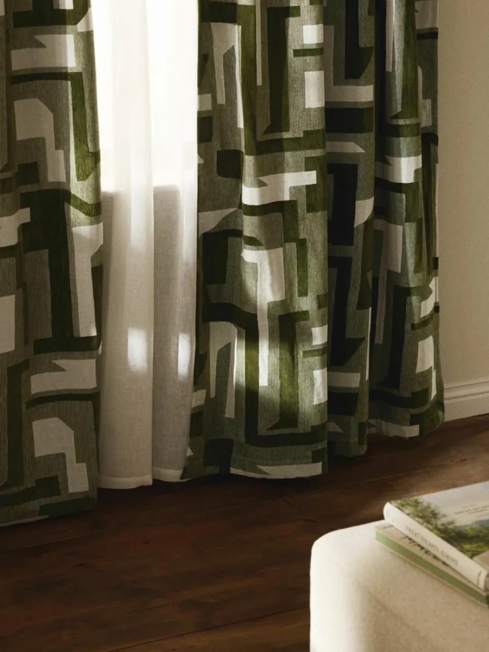 Ondoorzichtig chenille gordijn Felice met lusband, 2 stuks^Westwing Collection Online