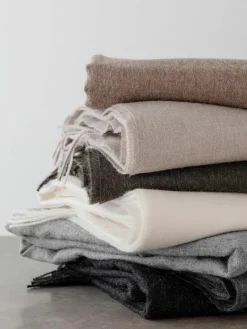 Plaid Luxury uit baby-alpacawol^Elvang Hot