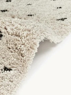 Pluizig hoogpolig vloerkleed Ayana, met stippels^Westwing Collection Best