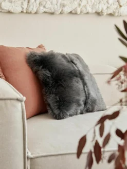 Pluizige kussenhoes van imitatievacht Mathilde, glad^Westwing Collection Sale