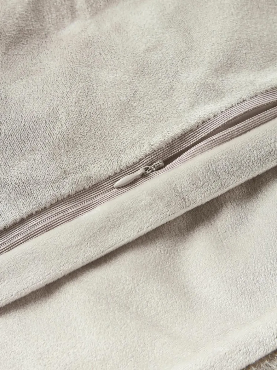 Pluizige kussenhoes van imitatievacht Morten, gekruld^Westwing Collection Outlet