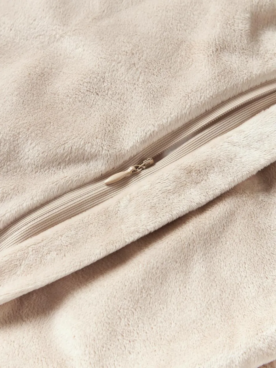 Pluizige kussenhoes van imitatievacht Morten, gekruld^Westwing Collection Clearance