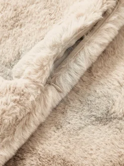 Pluzige kussenhoes van imitatievacht Mette, glad^Westwing Collection Outlet