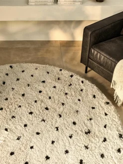 Rond pluizig hoogpolig vloerkleed Ayana, met stippels^Westwing Collection Sale