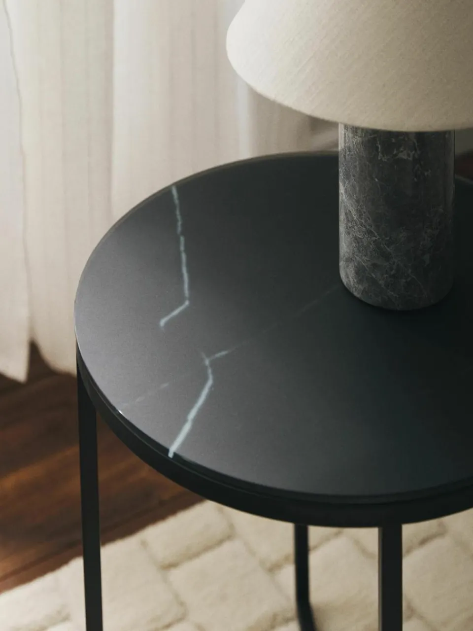 Ronde bijzettafel Antigua met glazen tafelblad in marmerlook^Westwing Collection Fashion