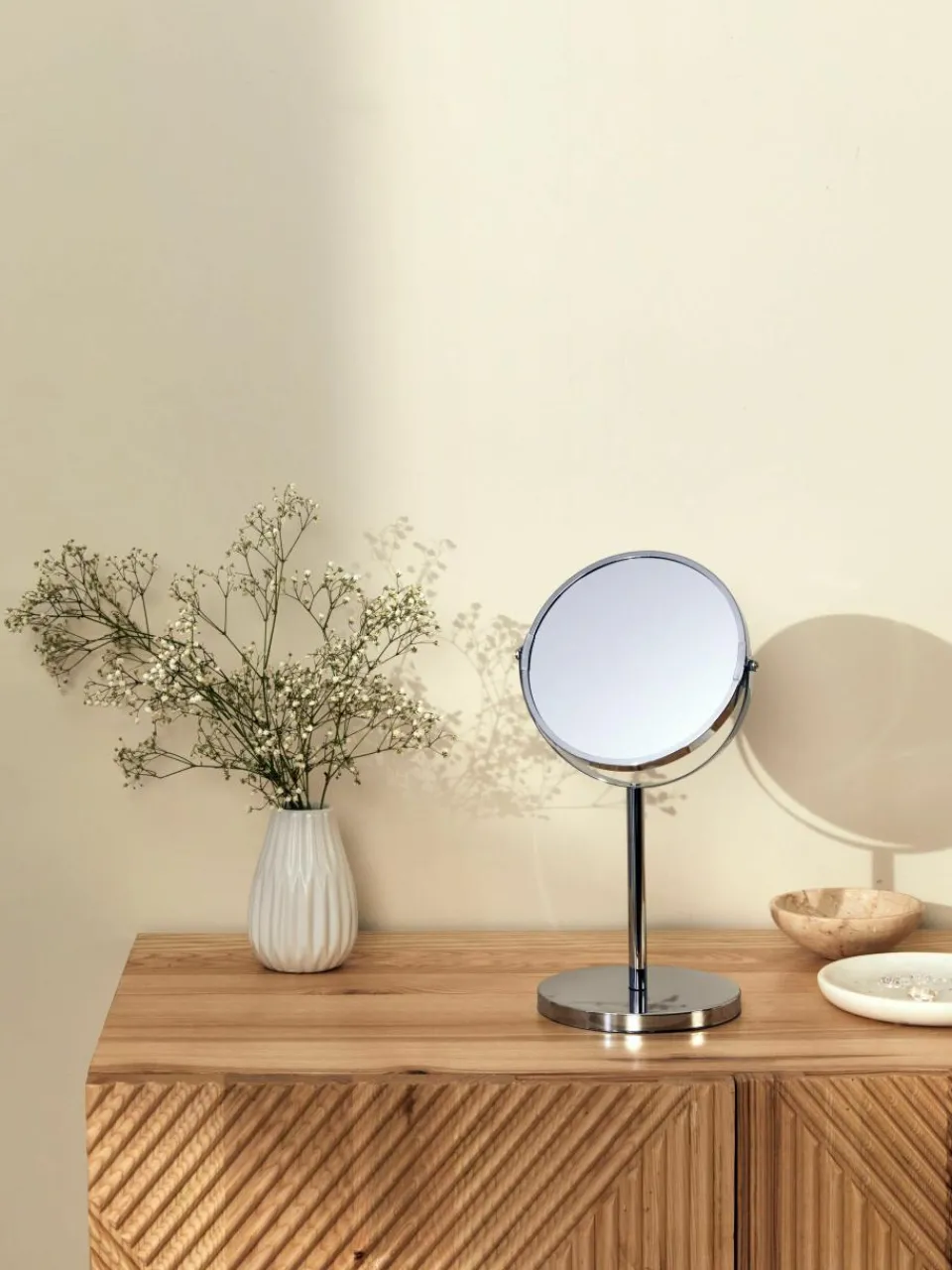 Ronde make-upspiegel Flip met vergrootglas en metalen voet^Westwing Outlet