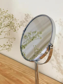 Ronde make-upspiegel Flip met vergrootglas en metalen voet^Westwing Outlet