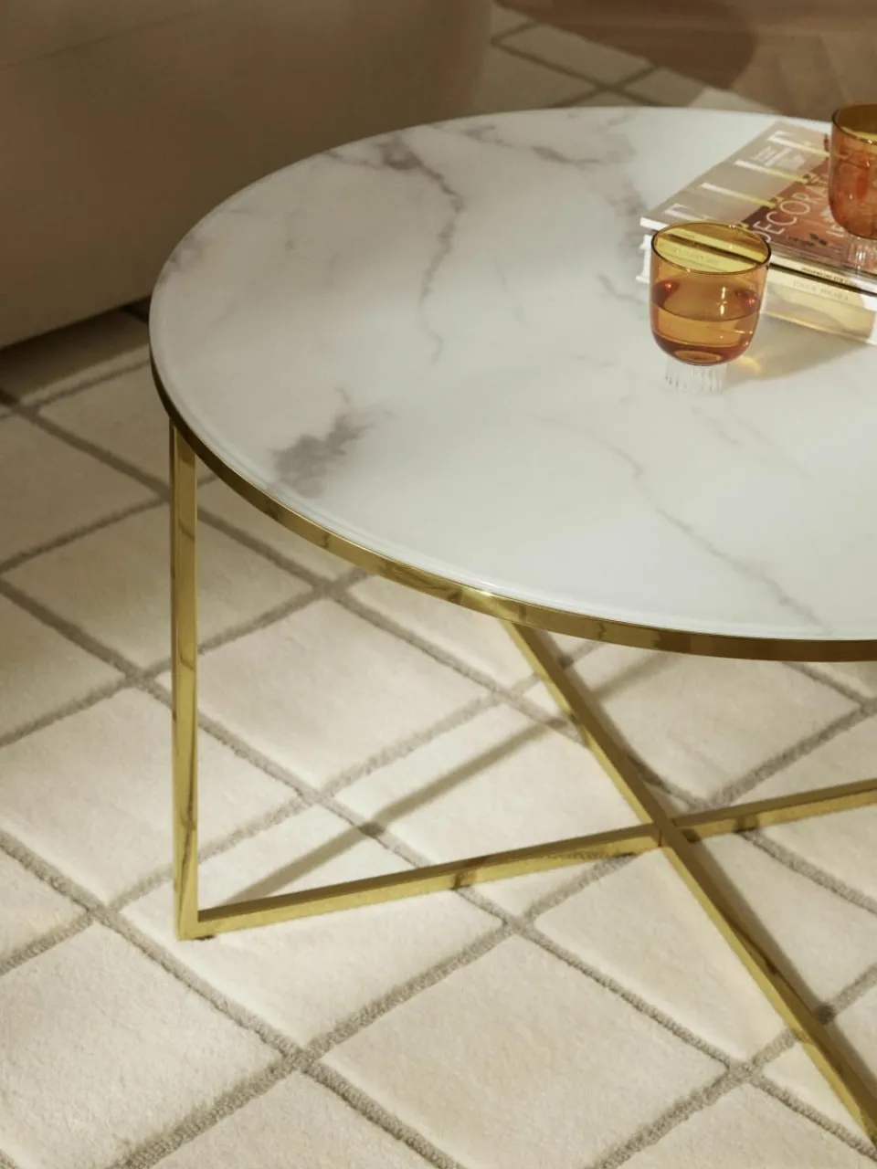 Ronde salontafel Antigua met glazen tafelblad in marmerlook^Westwing Collection Online