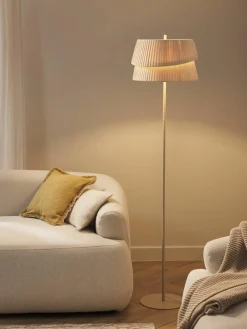 Vloerlamp Nyla met asymmetrische lampenkap^Westwing Collection Sale