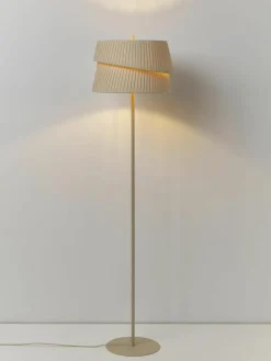 Vloerlamp Nyla met asymmetrische lampenkap^Westwing Collection Sale