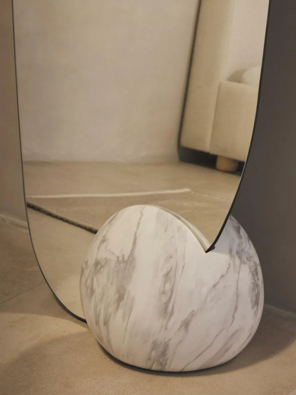 Vloerspiegel Bonita met voetstuk in marmerlook^Westwing Collection Clearance