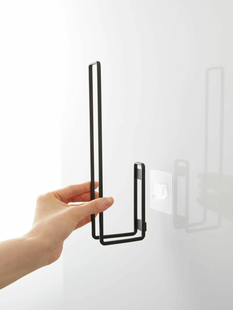 Wandtoiletrolhouder Tower met zelfklevende haken^Yamazaki Hot