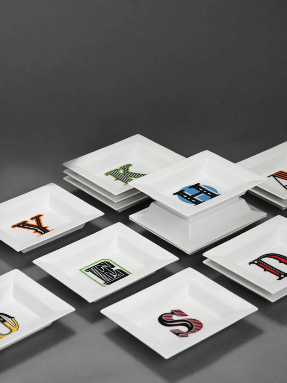 x MEISSE, hadgemaakte vide-poche iitiale met decoratie^Westwing Collection Fashion