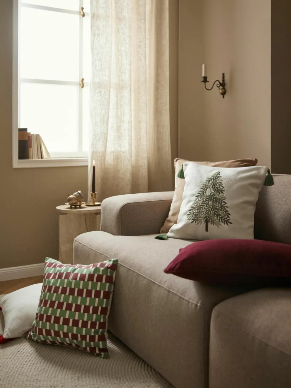 Winter geborduurde kussenhoes Imala met kwastjes^Westwing Collection New
