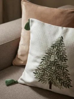 Winter geborduurde kussenhoes Imala met kwastjes^Westwing Collection New