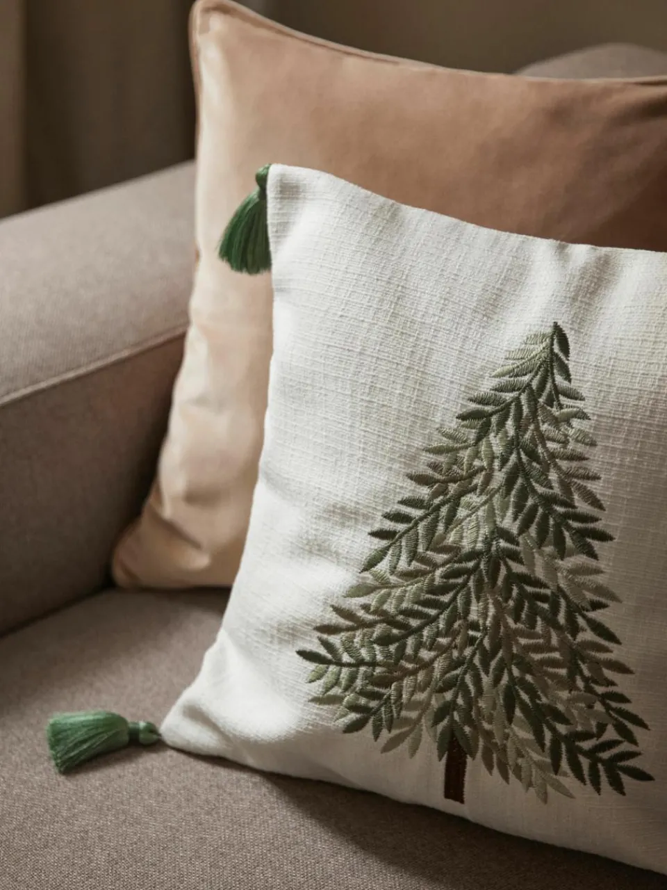 Winter geborduurde kussenhoes Imala met kwastjes^Westwing Collection New