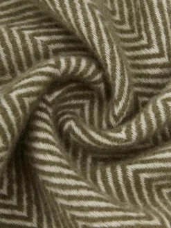Wollen plaid Tirol met visgraatpatroon en franjes^Westwing Hot