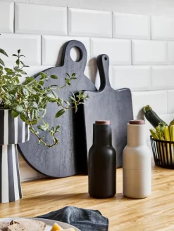 Zout- en pepermolen Bottle Grinder met walnootdeksel, set van 2^Audo Copenhagen New
