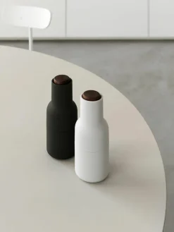 Zout- en pepermolen Bottle Grinder met walnootdeksel, set van 2^Audo Copenhagen New